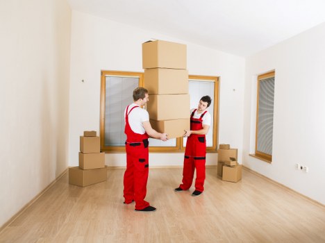 Secure loading of furniture and boxes inside a removals van
